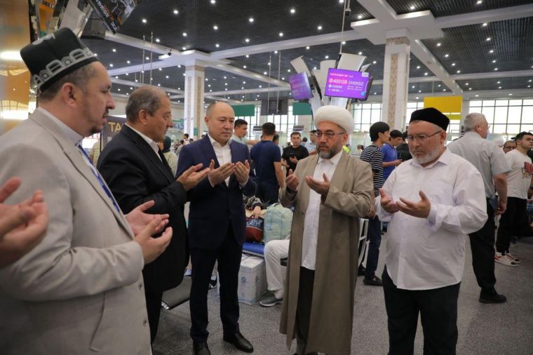    وصلت الدفعات الأولى من الحجاج إلى بلادنا