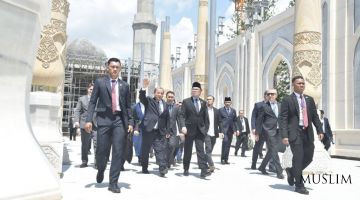 Anvar Ibrohim Imom Buxoriy majmuasini ziyorat qildi