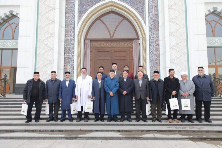 Фахрий имомларга Президент совғалари топширилди