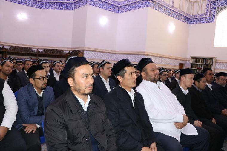 Бухорода имом-хатиблар ва отинойилар билан амалий учрашув