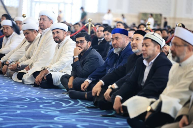 زيارة المسجد الرئيسي في كازاخستان وموعظة حسنة  للشعبين الشقيقين