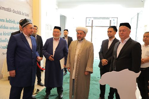  تم عقد إحتفال المولد الشريف وعيد المعلمين وعرض الكتب بشكل جيد