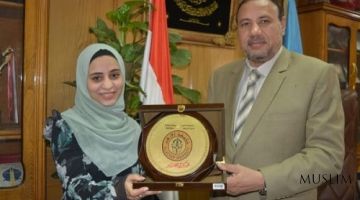 Мисрлик хаттот талаба қиз Қуръонни тўлиқ кўчирди