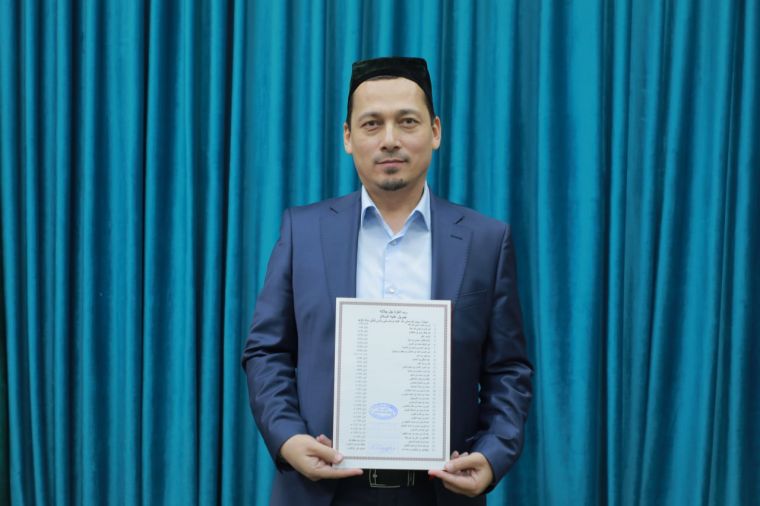يحصل الأستاذ في معهد طشقند الإسلامي على شهادة الإجازة في القراءات من شيخ الأزهر