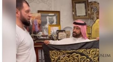 Емельяненко принял в подарок кусок покрывала священной Каабы