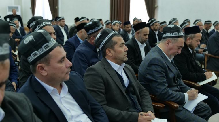 Бухорода имом-хатиблар ва отинойилар билан амалий учрашув