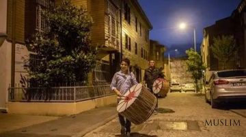 В Стамбуле барабанщики будят людей на сухур