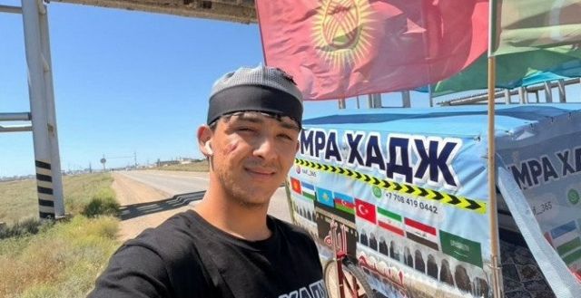 Узбекский парень из Кыргызстана идет пешком в Мекку