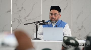 Ulamolar ziyoratchilarga ma’rifiy suhbatlar o‘tkazmoqda