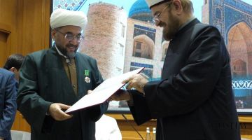 Doktor Qoradog'iy Shayx Nuriddin Holiqnazar hazratlariga a'zolik guvohnomasini topshirdi