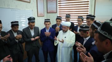    يعد تحسين قراءة الطلاب وتحدثهم باللغة العربية - وظيفة مهمة