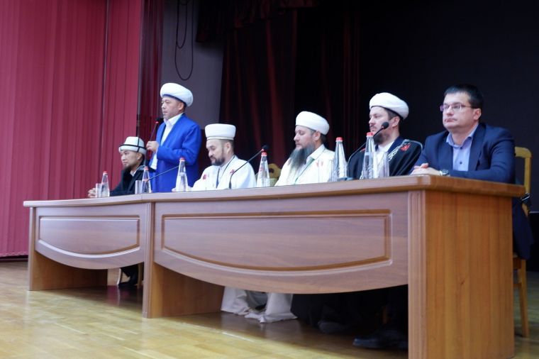 عقد في أستراخان بالاتحاد الروسي المؤتمر العلمي والديني الدولي الأول حول الموضوع 