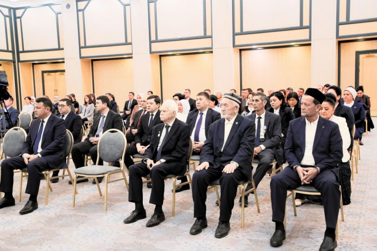 Вручены нагрудные знаки 