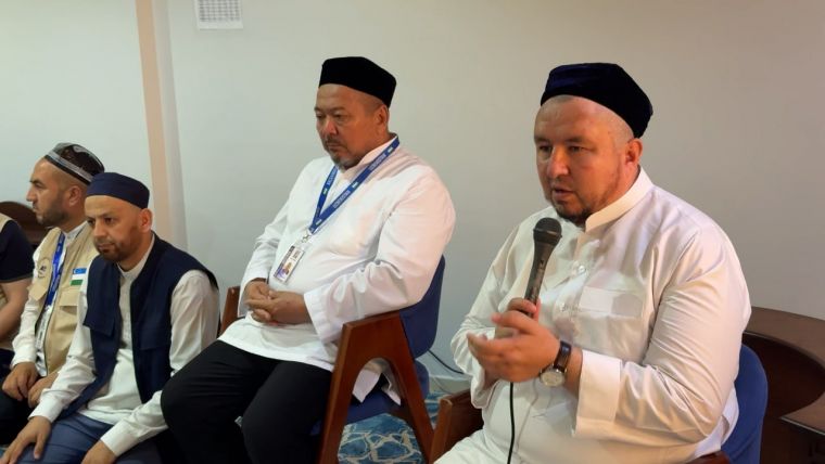 Уламолар зиёратчиларга маърифий суҳбатлар ўтказмоқда