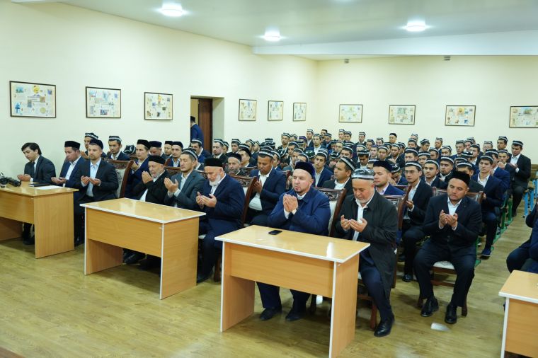 30 йиллик фидойи устозга ҳаж йўлланмаси ва иқтидорли талабаларга рағбат кўрсатилди