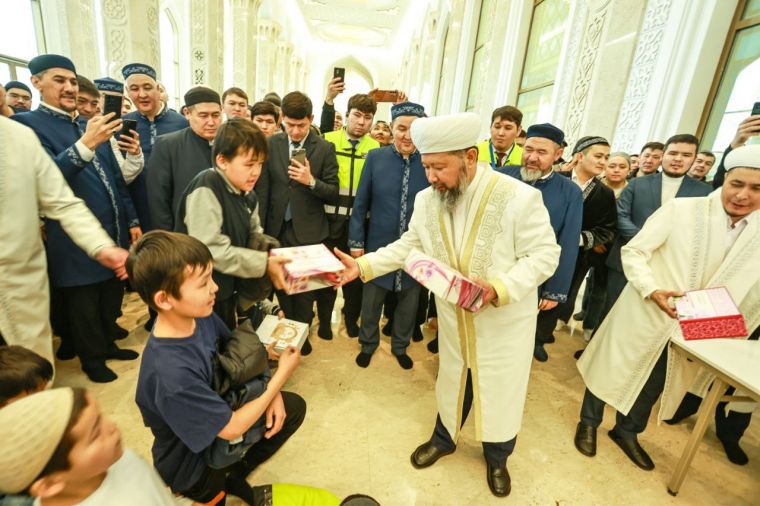 В мечетях празднуется Ораза айт 