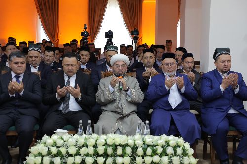  تم عقد إحتفال المولد الشريف وعيد المعلمين وعرض الكتب بشكل جيد