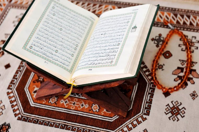 Qur'oni karimni o'pish bid'atmi?