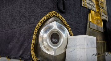 Ҳажарул асвадни ўпиш учун бошқаларга азият бериш