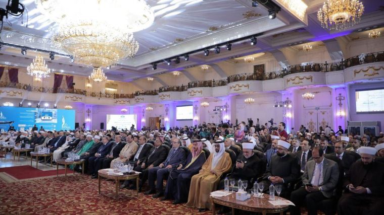 يطرح سماحة المفتي والشيخ القضايا المهمة في المؤتمرالموقر