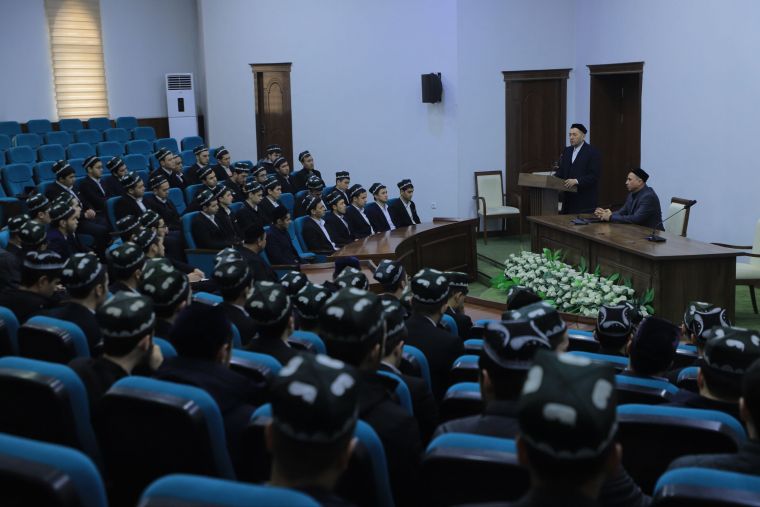 Илм йўлидаги ёшлар мукофотланди