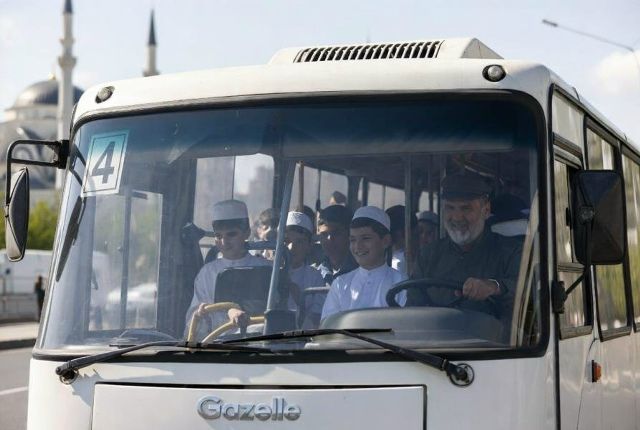 В Грозном водитель маршрутки бесплатно подвозит студентов медресе