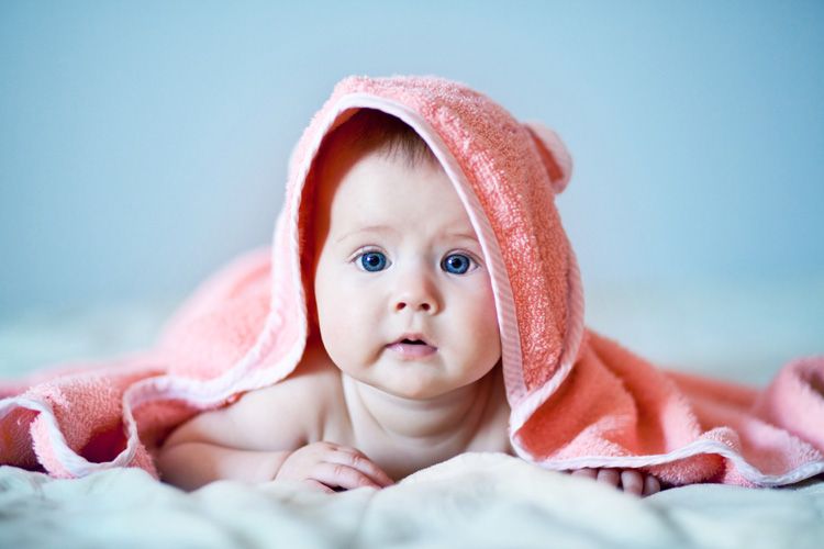 Suvli chaqaloqning ichida tugating